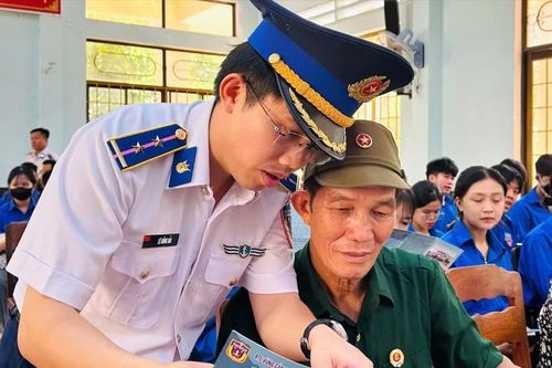 Cảnh sát biển tặng quà đồng bào dân tộc, tôn giáo tại Bình Định