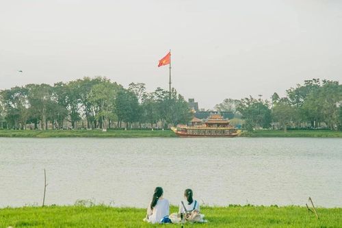 Góc ven sông Hương 'đẹp như phim' khiến dân mạng sửng sốt