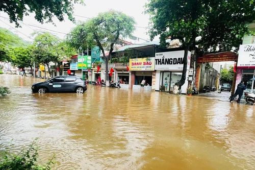Nhiều tuyến đường ở TP Sơn La ngập sâu sau cơn mưa như trút nước