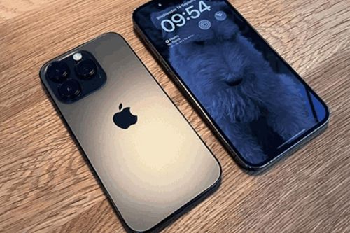 Vì sao nên úp điện thoại xuống bàn? Lợi ích bạn chưa từng nghĩ tới