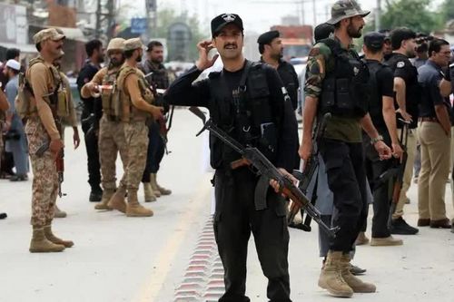 Pakistan: Đánh bom liều chết khiến ít nhất 16 binh sĩ thiệt mạng và nhiều người bị thương