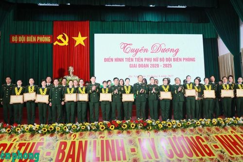 Nữ quân nhân quân hàm xanh: Tô thắm bản hùng ca nơi phên dậu