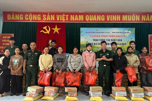 Hàng trăm suất quà đến với nhân dân khu vực biên giới Quảng Trị