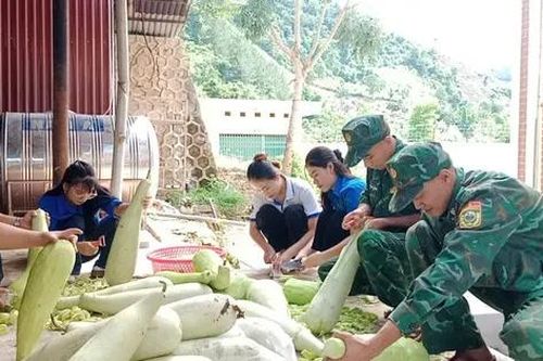 Bữa cơm ấm áp nghĩa tình của lính biên phòng Sơn La tiếp sức sĩ tử vùng cao