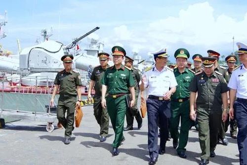 Sĩ quan trẻ Quân đội Lào giao lưu tại nhiều đơn vị Quân đội Việt Nam