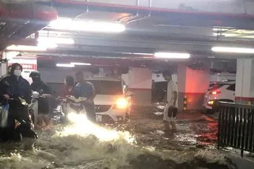 Mưa xối xả, nước cuốn như thác, hầm chung cư ở Hạ Long 'chết chìm'