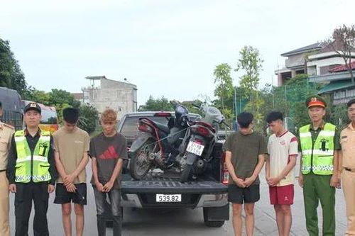Bắt nhóm 'quái xế' có hành vi khiếm nhã các cô gái đi đường