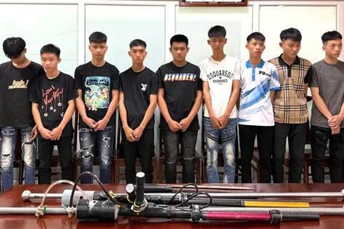 Triệu tập thêm 10 đối tượng liên quan vụ cầm hung khí, phóng xe tốc độ cao 'khoe' trên TikTok