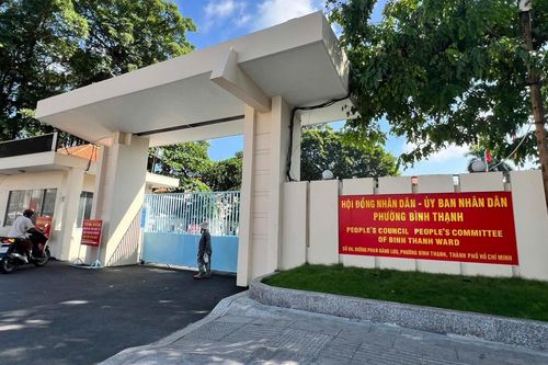 Các trụ sở phường tại TP HCM đồng loạt thay bảng tên mới