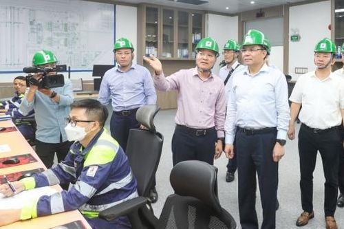 Chủ tịch HĐTV Petrovietnam Lê Mạnh Hùng kiểm tra hoạt động của NMNĐ Thái Bình 2