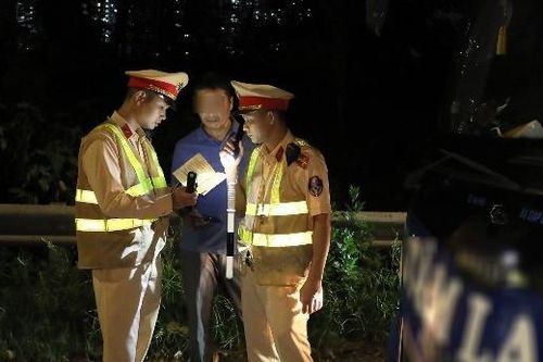 Sợ khách lỡ chuyến ô tô cuối ngày để về nhà, tài xế nhận phiếu phạt tiền triệu