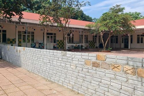 11 năm không đòi được đất, hộ dân ở Thanh Hóa xây tường rào giữa trường mầm non