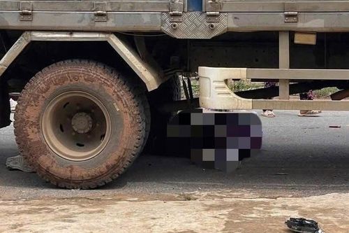 Đôi nam nữ thương vong dưới gầm xe tải