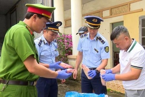 Thu giữ gần 1 tấn chân giò lợn đông lạnh không rõ nguồn gốc