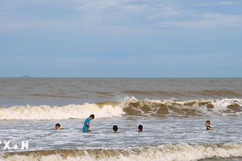 Quảng Ninh: Nỗ lực tìm kiếm cháu bé mất tích khi tắm biển