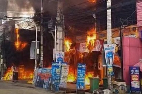 Cháy lớn tại siêu thị Điện máy Xanh ở Đồng Nai