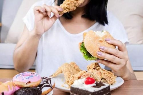 Cô gái 21 tuổi suýt vỡ dạ dày vì ăn cùng lúc 4kg thực phẩm