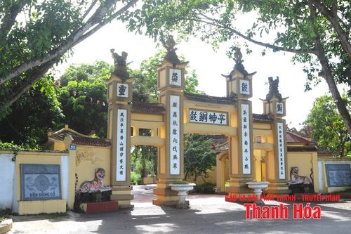 Phía sau cổng làng