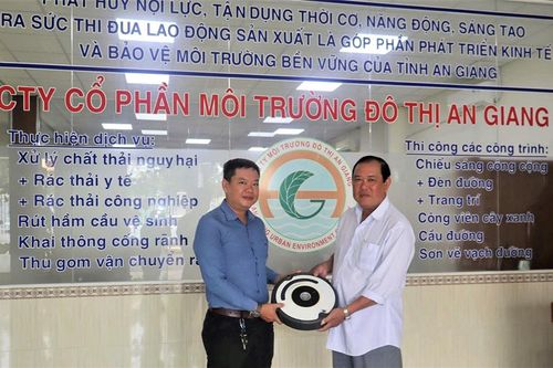 Khen thưởng đột xuất công nhân môi trường có hành động đẹp