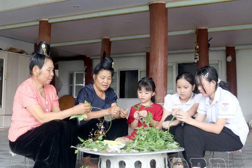 Bữa cơm gia đình gắn kết yêu thương