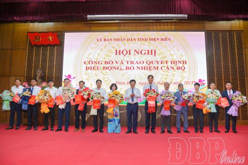 UBND tỉnh công bố và trao quyết định về công tác cán bộ