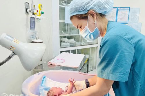 'Choáng' với trào lưu sinh con 'thuận tự nhiên'