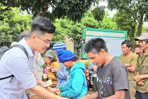 Mang yêu thương về buôn làng