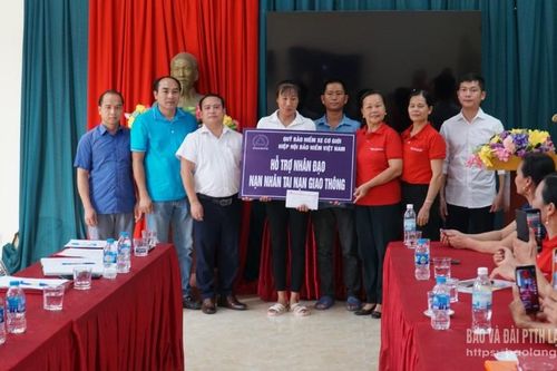 Trao hỗ trợ gia đình nạn nhân tử vong do tai nạn giao thông