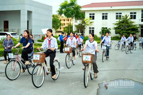 Nâng bước em tới trường