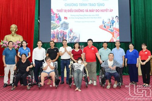 Trao gần 400 thiết bị y tế cho người nghèo huyện Định Hóa