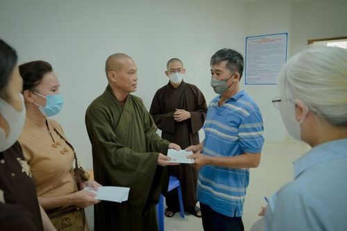 Tu viện Khánh An (Q.12) trao 500 phần quà đến bệnh nhân ung thư tại Bệnh viện Ung Bướu - cơ sở 2