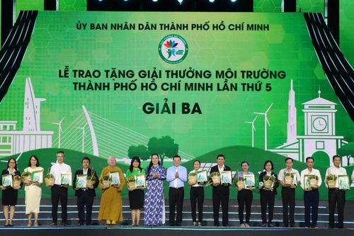 Câu lạc bộ Hành Trình Xanh - chùa Liên Hoa (Q.11) được trao Giải ba Môi trường TP.HCM