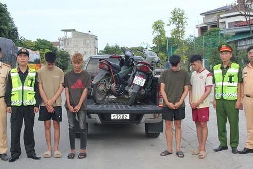 Bắt nhanh 4 thanh niên đi xe máy có hành vi khiếm nhã với nhiều phụ nữ trên đường
