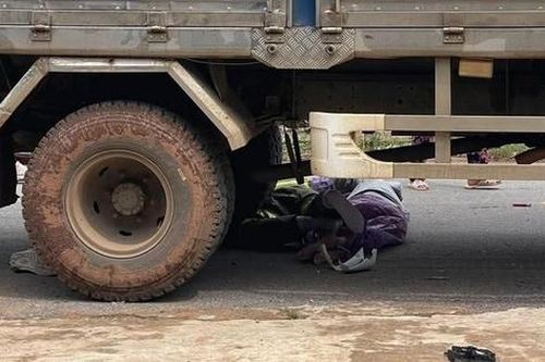 Xe máy va chạm với ô tô khiến 2 người thương vong ở Sơn La