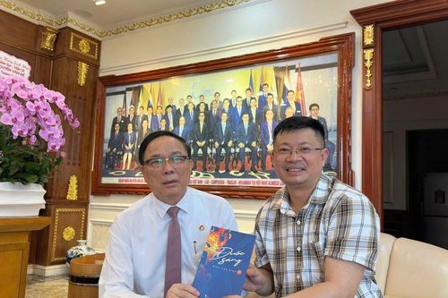 Nhà báo Đinh Văn Bình: 'Không có giới hạn giữa báo chí, thơ ca và âm nhạc'