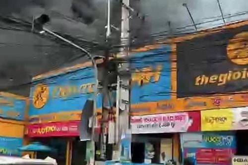 Lửa thiêu rụi cửa hàng Điện Máy Xanh ở Đồng Nai