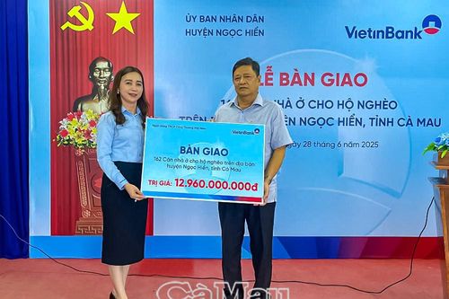 Bàn giao 126 căn nhà cho hộ nghèo huyện Ngọc Hiển