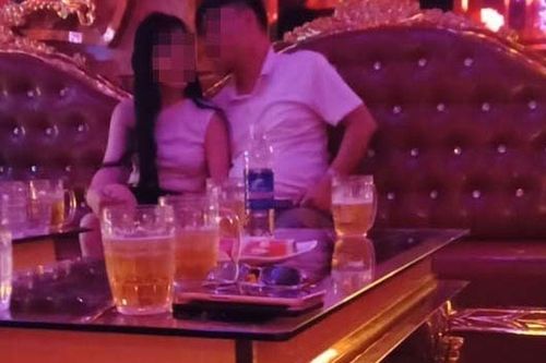 Tôi đã tin chồng tuyệt đối 10 năm cho đến khi anh thừa nhận từng đi karaoke 'tay vịn': Khoảng trống đau lòng khó giãi bày
