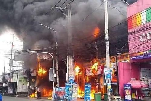 Cháy lớn tại siêu thị Điện máy xanh ở Đồng Nai