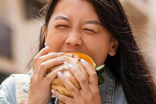 Bị người yêu 'đá', cô gái ăn 4kg thực phẩm để trả thù và suýt vỡ dạ dày