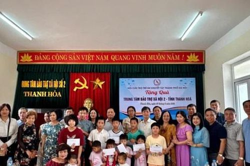 Trao tặng quà trẻ mồ côi, khuyết tật tại Thanh Hóa