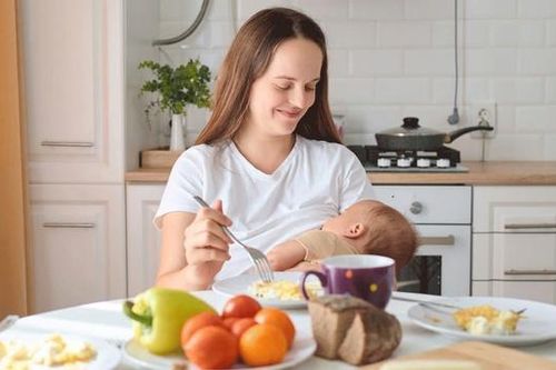 Tóc rụng nhiều sau sinh, ứng phó như thế nào?