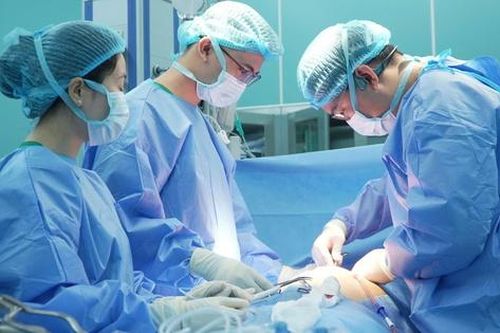 Người đàn ông nguy kịch do bị hàng xóm dùng đũa đâm xuyên mặt