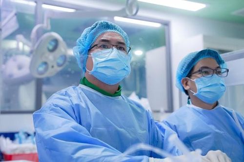 Té ngã vào dây kẽm gai tổn thương động mạch cảnh khiến người đàn ông liệt nửa người