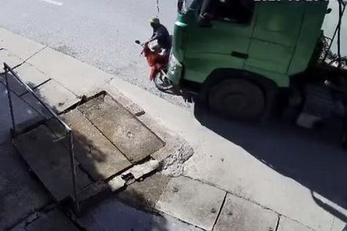 Sang đường ẩu, người đàn ông bị xe đầu kéo 'lùa' suýt mất mạng