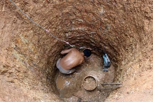 Người đàn ông sống sót thần kỳ sau khi bị xà beng đâm xuyên dọc thân người