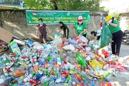 Từ chợ, vào nhà, và ra phố...