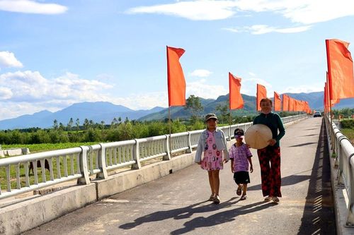 Cây cầu nối niềm vui người dân vùng lũ