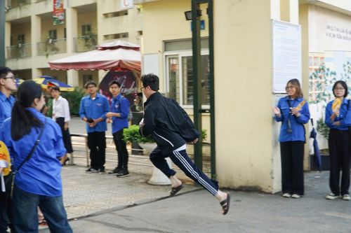 Phía sau bức ảnh viral khắp cõi mạng trong kỳ thi tốt nghiệp THPT