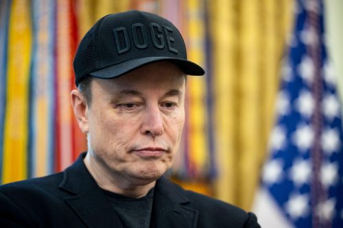 Elon Musk xoay sở cứu sự nghiệp sau khi rời Nhà Trắng